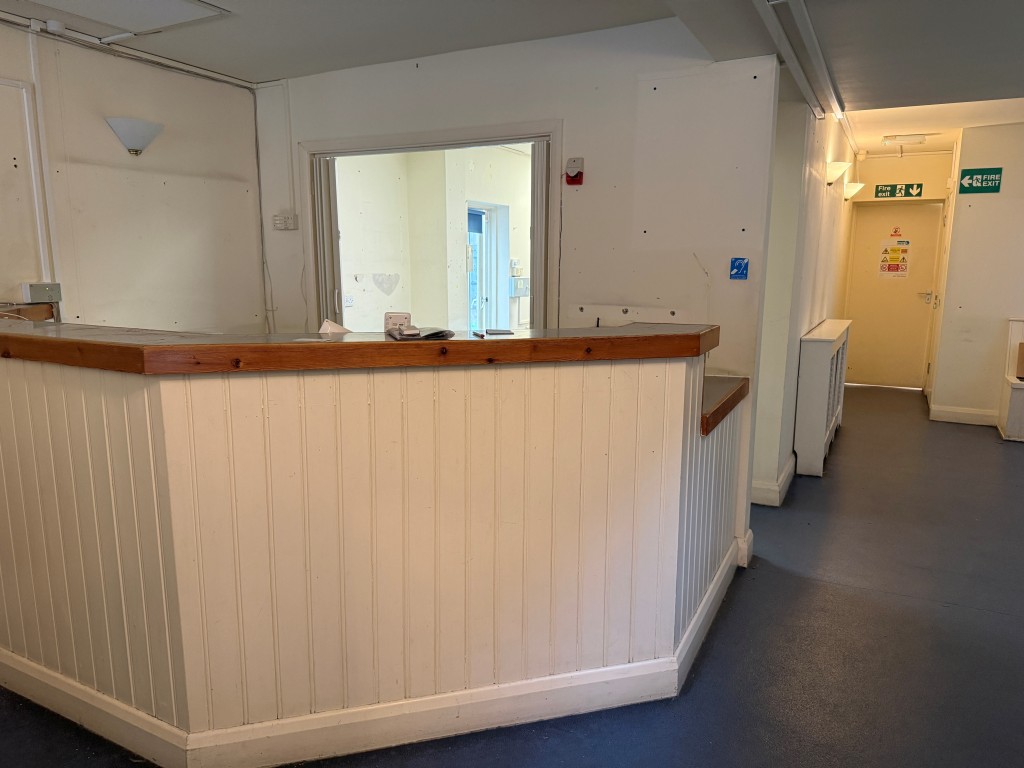 Lot: 36 - FORMER DOCTORS SURGERY WITH POTENTIAL FOR RESIDENTIAL CONVERSION - GF front reception area